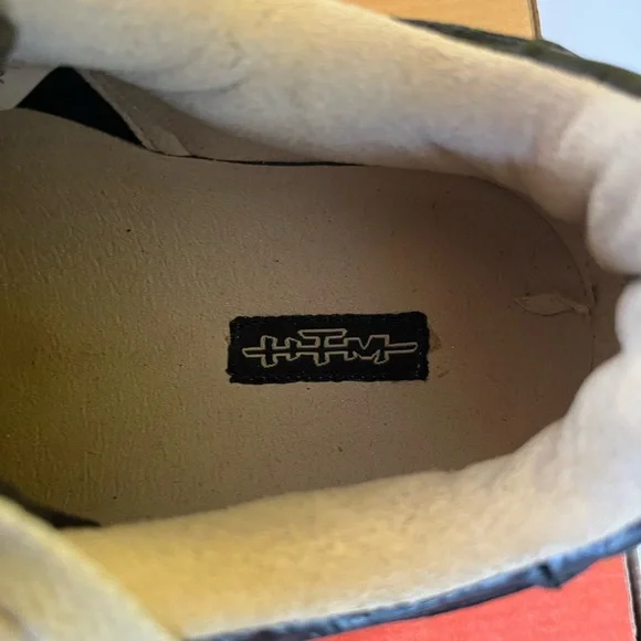 Classic Black Crocodile-Pattern Sneakers - Picture 11 of 16